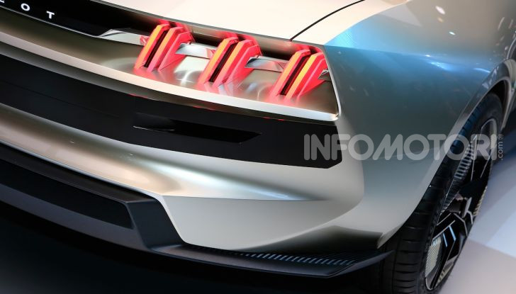 Peugeot e-Legend Concept, l’elettrica a guida autonoma del futuro - Foto 12 di 16