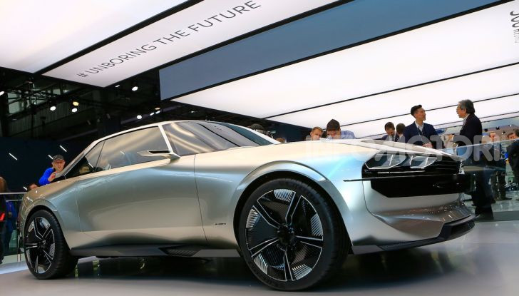 Peugeot e-Legend Concept, l’elettrica a guida autonoma del futuro - Foto 16 di 16