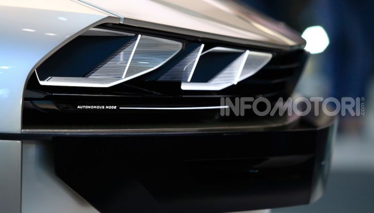 Peugeot e-Legend Concept, l’elettrica a guida autonoma del futuro - Foto 7 di 16