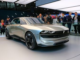 Peugeot e-Legend Concept, l’elettrica a guida autonoma del futuro