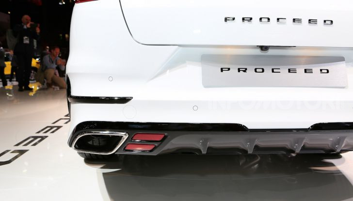 Auto premium con scarichi finti: una panoramica completa da Parigi 2018 - Foto 15 di 27