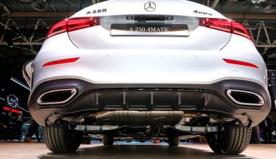 Auto premium con scarichi finti: una panoramica completa da Parigi 2018