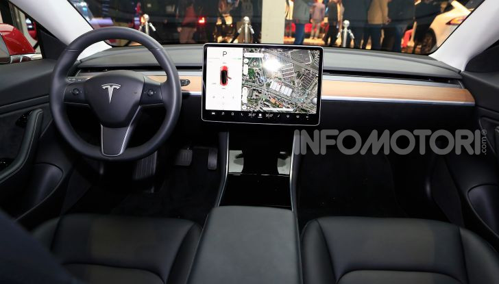 Tesla Model 3 VS BMW M3: sfida tra generazioni fra vendite e velocità - Foto 12 di 12