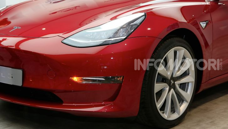 Tesla Model 3 VS BMW M3: sfida tra generazioni fra vendite e velocità - Foto 6 di 12
