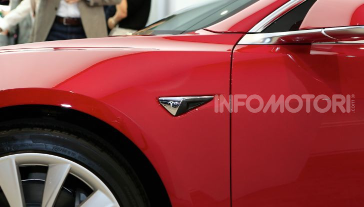 Tesla Model 3 VS BMW M3: sfida tra generazioni fra vendite e velocità - Foto 9 di 12