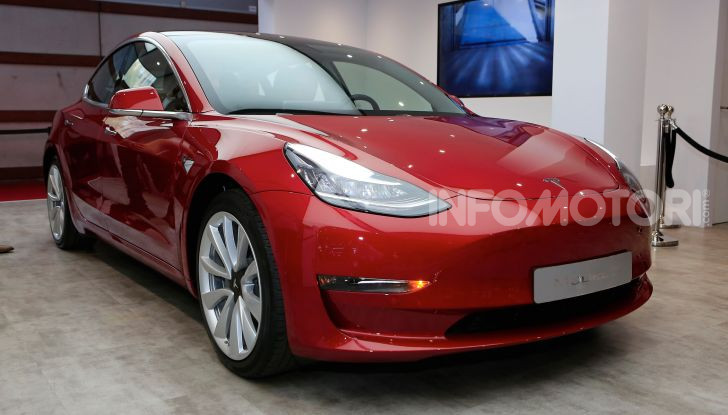 Tesla Model 3 VS BMW M3: sfida tra generazioni fra vendite e velocità - Foto 8 di 12