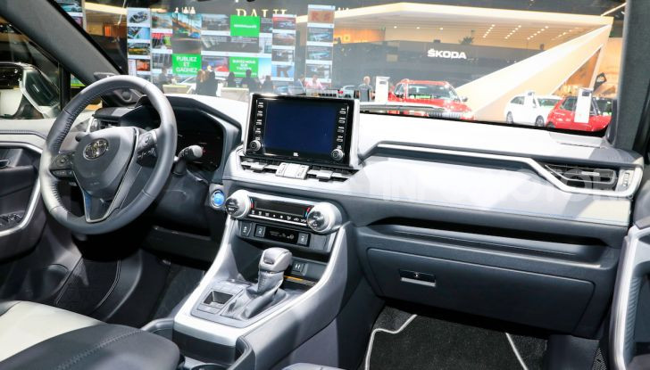 Toyota RAV4 2018, il SUV nipponico fa ritorno al fuoristrada - Foto 15 di 16