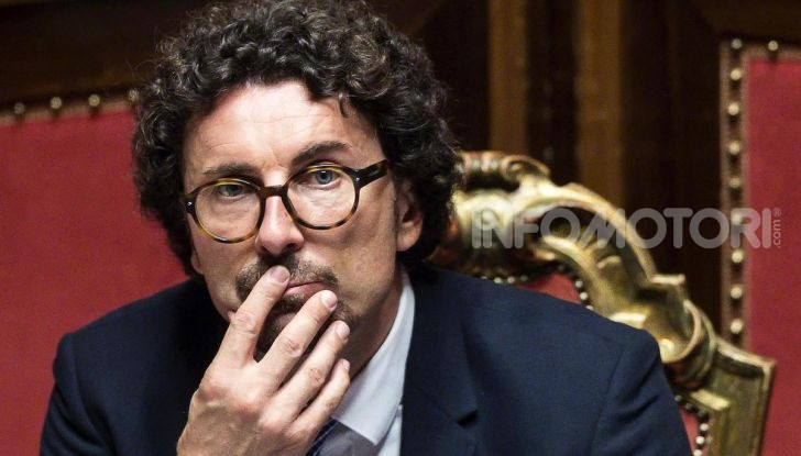 Auto con targa estera, fioccano multe e confische - Foto 1 di 6