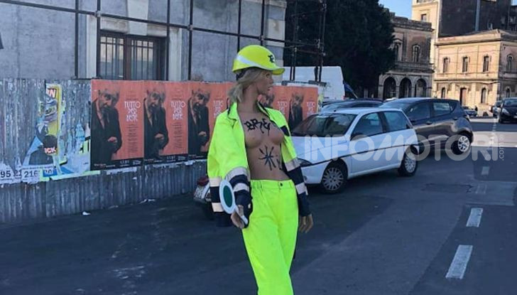 Modella in Topless a regolare il traffico, la folle idea a Catania - Foto 6 di 6