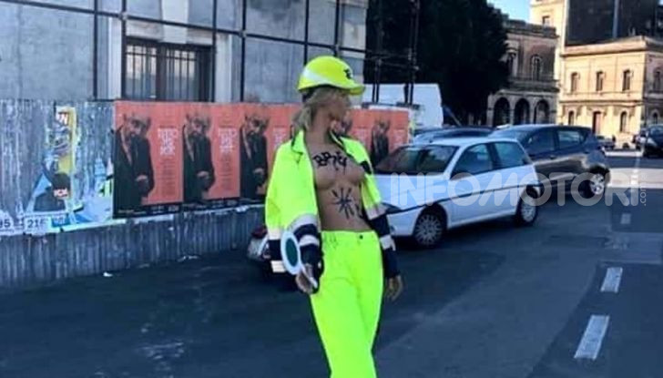 Modella in Topless a regolare il traffico, la folle idea a Catania - Foto 4 di 6