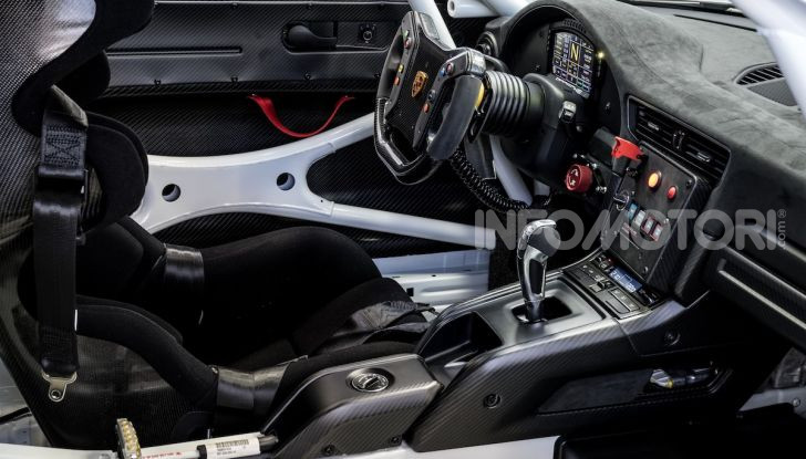 Porsche 911 GT2 RS Clubsport: la supercar da 710CV e 405.000€ - Foto 7 di 14