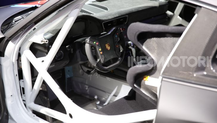 Porsche 911 GT2 RS Clubsport: la supercar da 710CV e 405.000€ - Foto 14 di 14