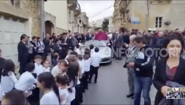 Arcivescovo saluta i fedeli da una Porsche trainata da 50 bambini - Foto 2 di 6