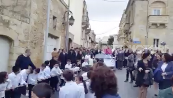 Arcivescovo saluta i fedeli da una Porsche trainata da 50 bambini - Foto 3 di 6