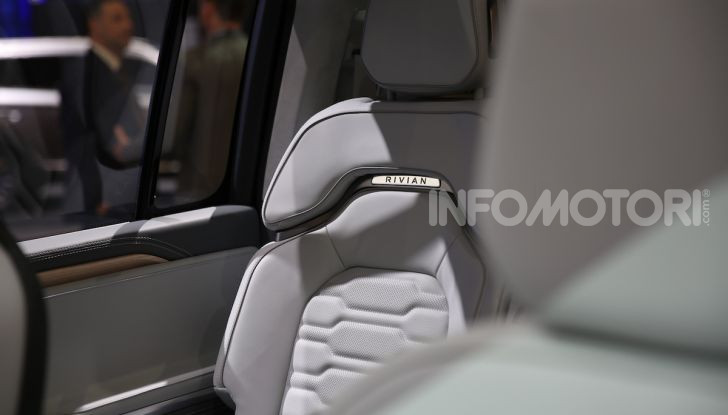 Rivian R1T, il pick-up elettrico da 764 CV - Foto 17 di 32