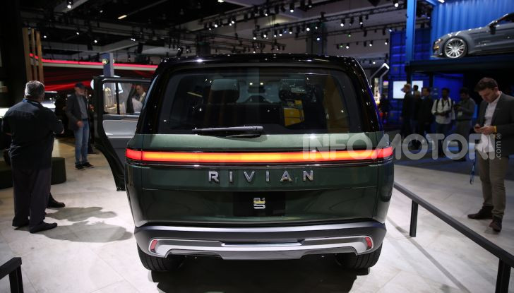 Rivian R1T, il pick-up elettrico da 764 CV - Foto 24 di 32