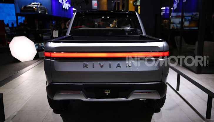 Rivian R1T, il pick-up elettrico da 764 CV - Foto 28 di 32
