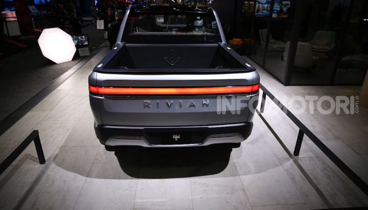 Rivian R1T, il pick-up elettrico da 764 CV - Foto 29 di 32