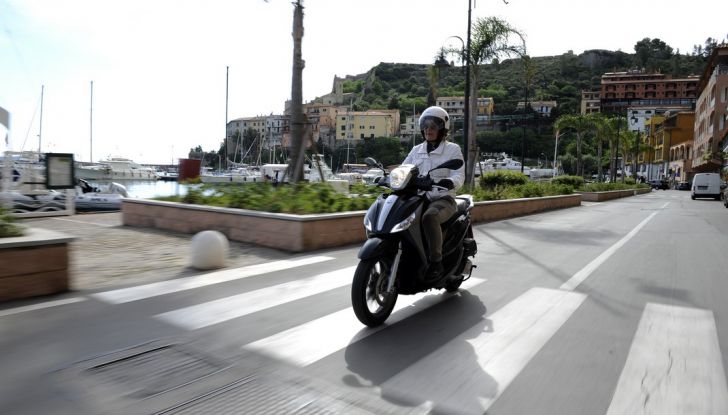 Prova su strada Piaggio Medley 2016, comfort in libertà - Foto 14 di 24
