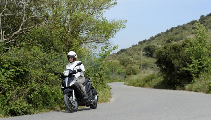 Prova su strada Piaggio Medley 2016, comfort in libertà - Foto 4 di 24