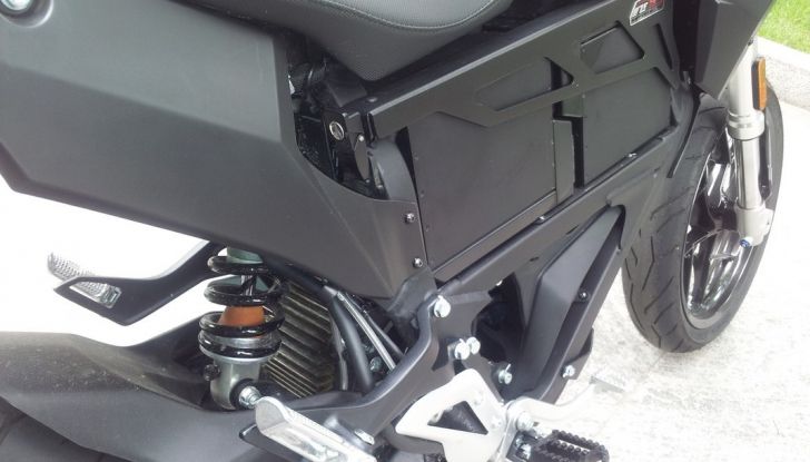 Prova su strada: Zero Motorcycles FXS 11 kW: la “125” elettrica - Foto 11 di 37