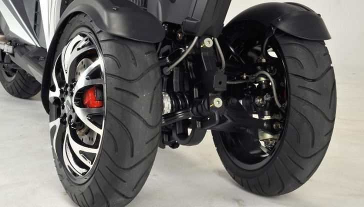 Adiva AD1 a Eicma 2017: tetto, tre ruote e tanto spazio - Foto 3 di 5