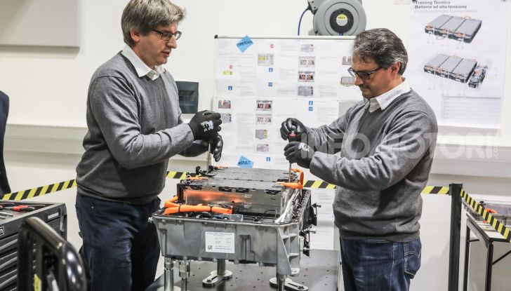BMW e il programma di qualificazione del personale per auto elettriche e ibride - Foto 11 di 13