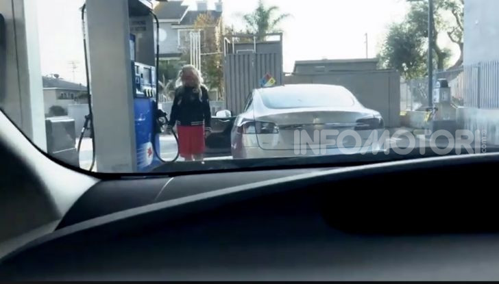 [VIDEO] Come fare il pieno di benzina a una Tesla Model S - Foto 3 di 10