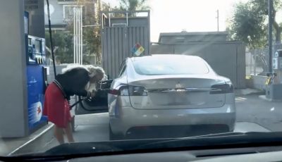 [VIDEO] Come fare il pieno di benzina a una Tesla Model S
