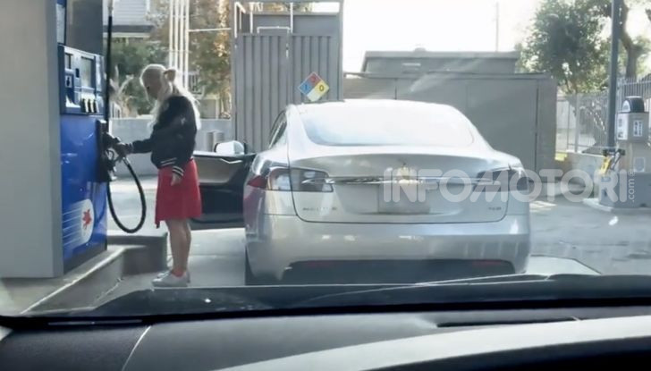 [VIDEO] Come fare il pieno di benzina a una Tesla Model S - Foto 10 di 10