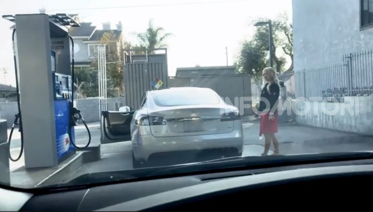 [VIDEO] Come fare il pieno di benzina a una Tesla Model S - Foto 5 di 10