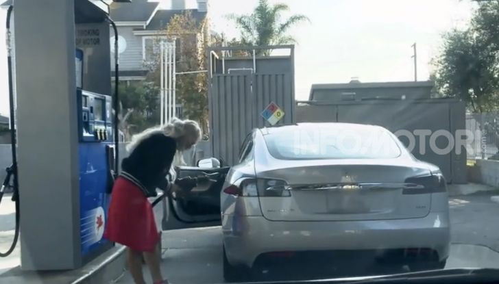 [VIDEO] Come fare il pieno di benzina a una Tesla Model S - Foto 8 di 10
