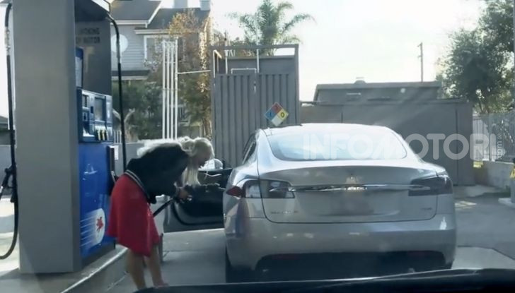 [VIDEO] Come fare il pieno di benzina a una Tesla Model S - Foto 1 di 10