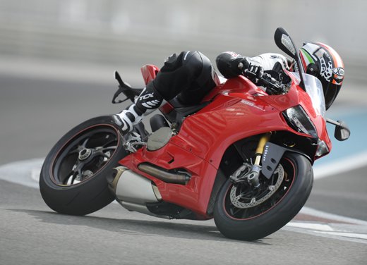 Sulla pista di Abu Dhabi con la Ducati 1199 Panigale S e con Troy Bayliss