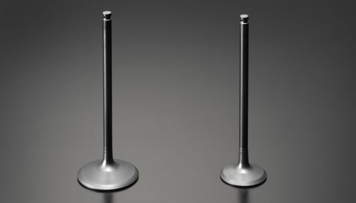 Nuova Suzuki GSX-R 1000 2017 in versione base ed R - Foto 24 di 43