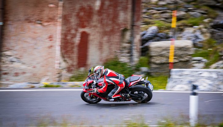 Test Ride Honda CBR 1000RR Fireblade 2018: veloce, facile e tecnologica - Foto 16 di 17