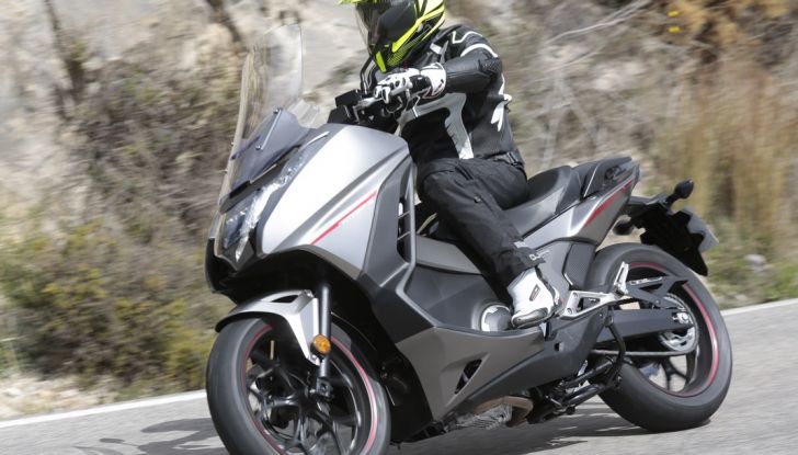 Prova su strada: nuovo Integra 750 2016, Emozioni tra moto e scooter - Foto 36 di 43