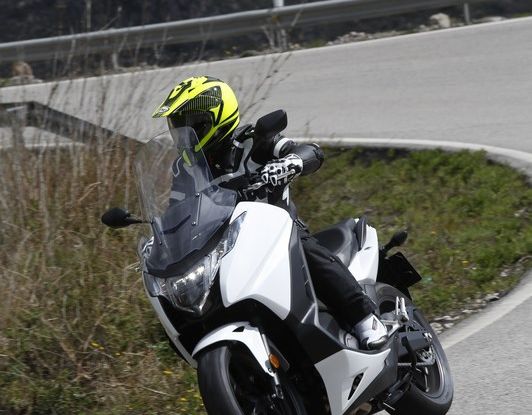 Prova su strada: nuovo Integra 750 2016, Emozioni tra moto e scooter - Foto 37 di 43