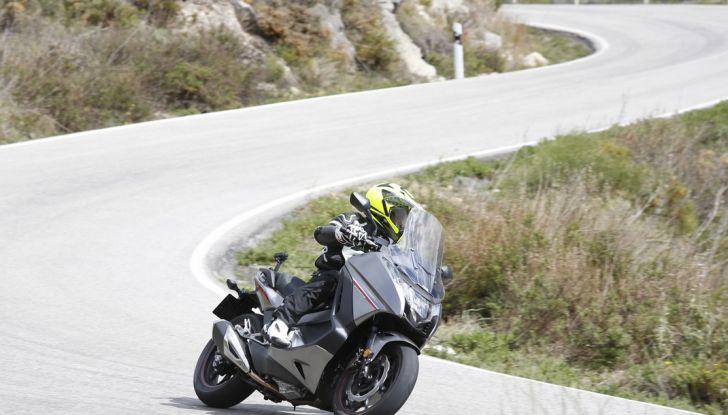 Prova su strada: nuovo Integra 750 2016, Emozioni tra moto e scooter - Foto 28 di 43