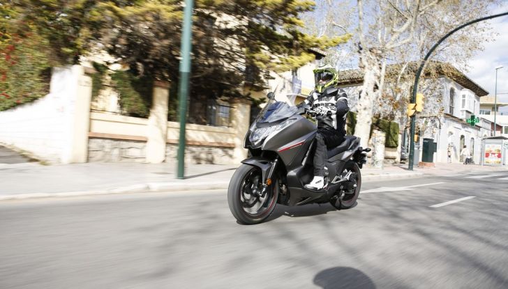Prova su strada: nuovo Integra 750 2016, Emozioni tra moto e scooter - Foto 41 di 43