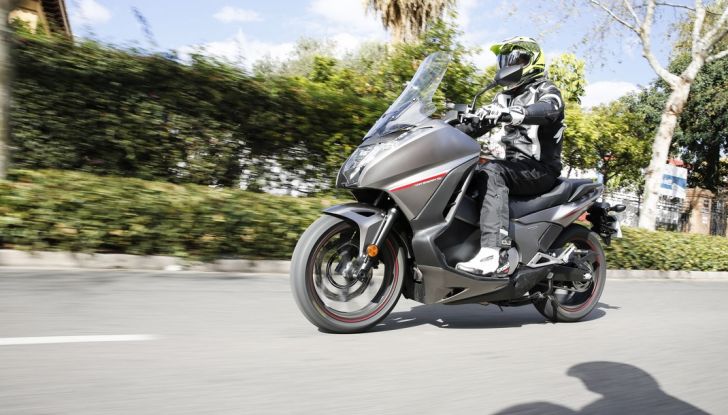 Prova su strada: nuovo Integra 750 2016, Emozioni tra moto e scooter - Foto 42 di 43