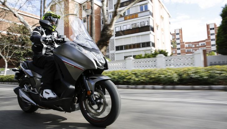 Prova su strada: nuovo Integra 750 2016, Emozioni tra moto e scooter - Foto 5 di 43