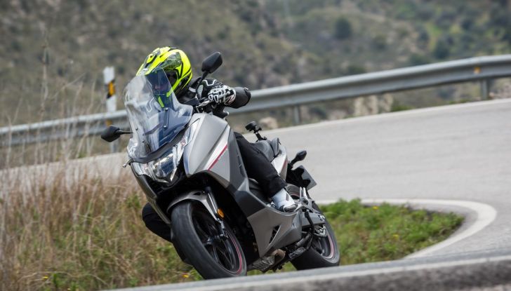 Prova su strada: nuovo Integra 750 2016, Emozioni tra moto e scooter - Foto 2 di 43