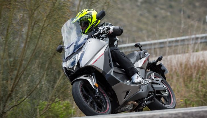 Prova su strada: nuovo Integra 750 2016, Emozioni tra moto e scooter - Foto 7 di 43