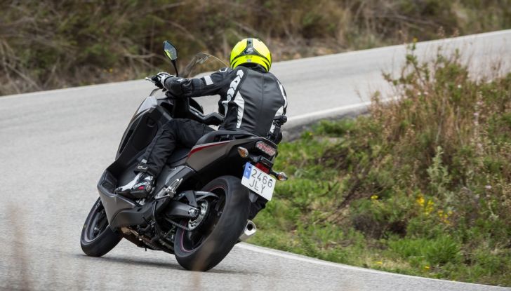 Prova su strada: nuovo Integra 750 2016, Emozioni tra moto e scooter - Foto 9 di 43