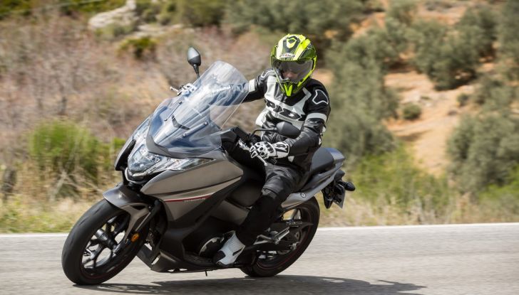 Prova su strada: nuovo Integra 750 2016, Emozioni tra moto e scooter - Foto 11 di 43