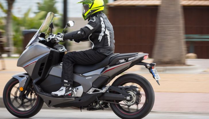 Prova su strada: nuovo Integra 750 2016, Emozioni tra moto e scooter - Foto 25 di 43