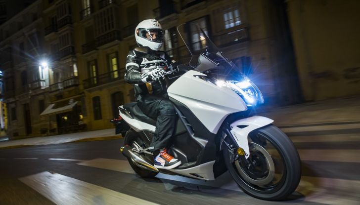 Prova su strada: nuovo Integra 750 2016, Emozioni tra moto e scooter - Foto 19 di 43
