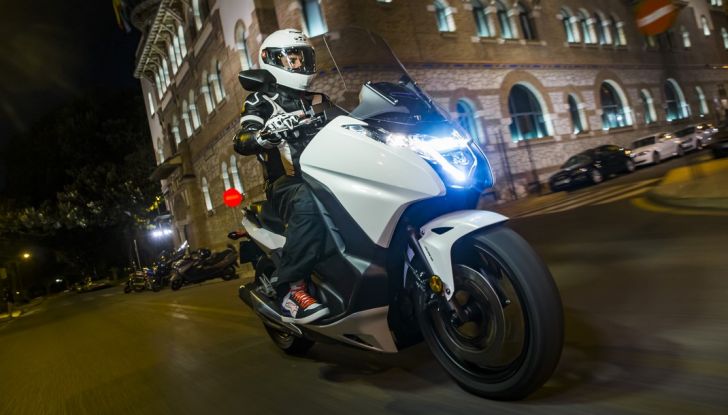 Prova su strada: nuovo Integra 750 2016, Emozioni tra moto e scooter - Foto 27 di 43