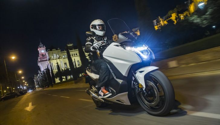Prova su strada: nuovo Integra 750 2016, Emozioni tra moto e scooter - Foto 30 di 43